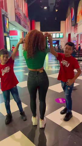 Mini mini mamá Pero qué bellooo estos  galanes sé animaron hacer el bailes 🎉🥰