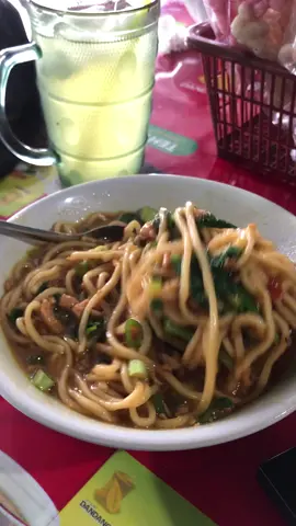 Madang ah #makan #makantime #CantikGakAdaBatasan #makanterus #StaycationHematChallenge #mieayam #pinggirjalan #fypdongggggggg #semarang #hujan #makananindonesia 