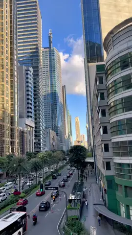 #makati #makaticity #manila #ayalaavenuemakati #businessdistrict #buildings #cityvibes #cityviews #trafficjam #traffic #philippines