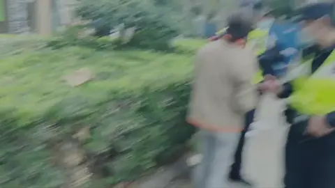 上海市乌鲁木齐中路抗议事件后，警察要求路人删除手机里的照片，并严禁拍照。