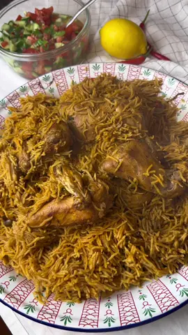 كبسة دياي أسرع شي  حفظوها للكتشات والبر⛺️🏜️🏃‍♀️  مقاديره بسيطة وسريع اول مره اسوئها بمعجون الطماطم حبيت الطعم 😍😋  المقادير✨ - ١ دجاجه مقطعه ٤ قطع 🐓  -٢ بصل مقطع مكعبات صغيره 🧅  - بهارات صحيحة  - ٣ ملاعق معجون طماطم 🥫 - ٢ طماطم بالخلاط 🍅  - ملعقة طعام بزار ملعقة صغيره( كركم/ فلفل اسود / كزبرة / ملح / بابريكا ) 🧂  - عصير ليمون 🍋  - بقدونس وكزبره وفلفل حار 🌶️ 🌿   طريقة التحضير✨ - نحط زيت في قدر ثم نضيف البصل والبهارات الصحيحة نتاكد عدل انه البصل يتحمر  - بعد ما يتحمر البصل نضيف معجون الطماطم ونحمسه دقيقة ثم نضيف عصير الطماطم والبهارات ونحمسهم مع بعض ٥ دقايق  - نضيف الدجاج وعصير الليمون ،، نخلي الدجاج على نار هادية لمدة ٣٠ دقيقة مع الاستمرار بالتحريك لو احتاج ماي ضيفوا  - بعد ٣٠ دقيقة نضيف الماي ونخليه يغلي ١٠ دقايق عشان يتجانس الخليط عدل ثم نضيف الرز ونخلي الماي مرتفع واحد سم عن العيش اول ما يستوي مستوى الماي والعيش نفس المستوى نقصر على النار ونخليه يطبخ العيش 20 دقيقة وبالعافية 💕💕  ‏‎#مجبوس #مجبوس_دجاج #طبخ #طبخات #وصفات #دبي #الشارقة #العين #السعودية #البحرين #الكويت #وصفات #تصويري #لايك #الرياض #العين #الفجيرة 