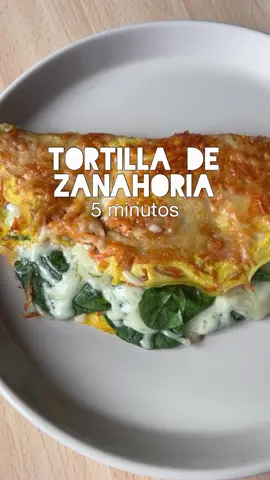 Esta TORTILLA de ZANAHORIA está lista en 5min 💃🏼 y es perfecta para comer verduras y disfrutar de lo lindo! 🤤 ⠀ ⠀ Fácil, rápida, saludable y… DELICIOSA! 😋 ⠀ ⠀ El contraste dulce de las zanahorias con el amargor de las espinacas y ese queso fundido es perfecto! Aunque puedes rellenarla de lo que quieras 😉 ⠀ ⠀ Necesitas (para sartén de 26cm): ⠀ 🔸 Queso rallado para fundir ⠀ 🔸 2 zanahorias pequeñas ralladas ⠀ 🔸 2 huevos ⠀ 🔸 Sal y pimienta ⠀ 🔸 Para el relleno: un poquito más de queso y un puñado de espinacas ⠀ ⠀ En una sartén caliente, añade el queso, las zanahorias ralladas y los huecos batidos. Tapa y deja que se cocine a fuego medio-bajo hasta que el huevo cuaje 🔥 ⠀ Ahora añade tu relleno, tapa hasta que funda el queso y listo! A disfrutar! 🙌🏻 ⠀ Así de rápido, así de fácil! ⠀ ⠀ Con cariño, ⠀ Irene 💫 ⠀#tortilla #verduras #recetasfaciles #recetassaludables 