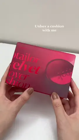 Phấn nước/ Cushion ESPOIR Siêu Mỏng Mịn - Siêu Tự Nhiên Pro Tailor Be Velvet Cover Cushion SPF34 PA++ ESPR08 🥰- Phấn nước trang điểm ESPOIR mỏng mịn tự nhiên Pro Tailor Be Velvet Cover Cushion- Hộp phấn set 2 lõi bao gồm 1 hộp phấn nước, 1 lõi thay thế và mút trang điểm.- Bông phấn mới mềm mại, giúp việc thao tác phấn lên mặt dễ dàng và mịn mượt hơn - Kết cấu chất phấn mỏng nhẹ, thoáng mát, nhẹ nhàng bám vào da. Với công nghệ lớp phủ đệm giúp làm sạch mà không lem, cho làn  da thêm mịn màn