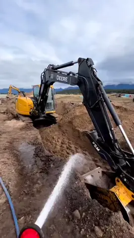 Mandi tipis tipis #fypシ #tambangbatubara #eksavator #kontraktor #tambangemas #keruktanah #tambang #alatberat #alattambang #bego #forklift #budoser 