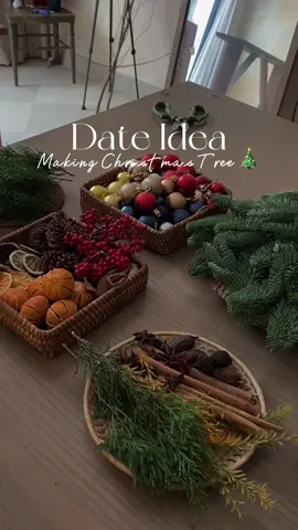 Ý tưởng hẹn hò: Giáng Sinh đang đến rùi, rủ ngay crush đi làm cây thông thuiii 🎄👫🏻 #reviewhanoi #ytuonghenho #dateideas #workshop #chanhhaydi #christmastree 