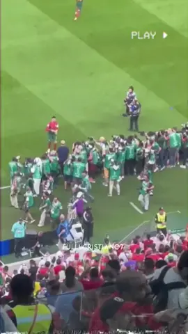 Everyone taking pictures of Cristiano drinking water🐐😳#cristianoronaldo7 #tiktok #fyp