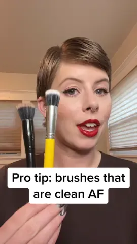 It’s crazy that something this small can make such a differnece, but it does!! #makeuptutorial #makeuphack #brushhack #makeup101 