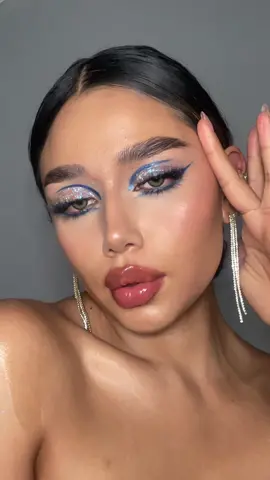 Ig: camilaramire.z #makeup 😮‍💨✨ #glittermakeup @lemonhead.la 