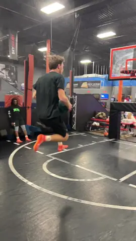 Wait for it… 😯🤯🏀 @Tristan Jass #trickshot #basketball #timing 