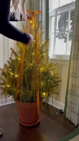 Tinsel tree coming in HOT!!! All minimalists look away, this is a tiny but VERY maximalist tree. 3,000 strands of gold tinsel 🤍