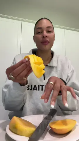 #stitch with @brandonaveri HOW TO CUT AND EAT A MANGO 🥭🥭🥭🥭🥭 excuse the broken nail ❣️
