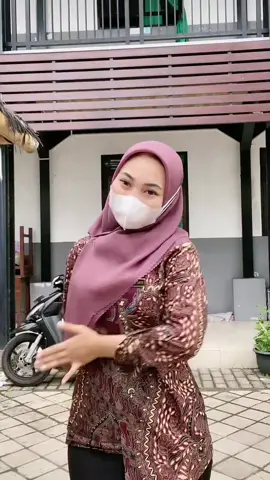 Maap kerudungnya kaya kebalik wkwk #gurusenibudaya 