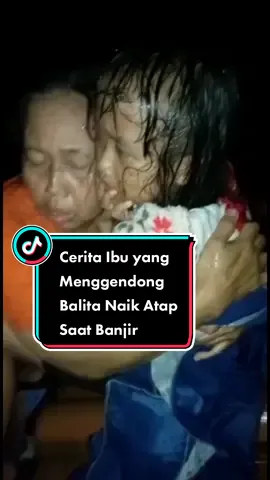 SAAT Banjir menerjang, seorang ibu yang tak lagi muda, menyelamatkan balita dari terjangan banjir. Mereka naik atap rumah, karena air banjir sudah menggenangi rumahnya sampai ke bagian atap. #banjir #bencanaalam #banjirsinomwidodo #pegunungankendeng