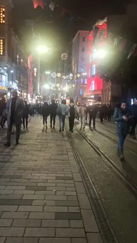 أجواء اسطنبول تقسيم شارع الاستقلال ليلا 🇹🇷
