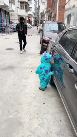 パパ、助けて🆘#子供のいる暮らし #子供面白い #ロンパースかわいい #サリー仮装 