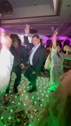 so much happening in this video and I love every second of it #pakistani #pakistaniwedding #pakistaniweddingdress #pakistaniweddinghighlights #pakistaniweddinglooks #pakistaniweddingsbelike #dance #shaadidance #shaadidances #shaadidancepreparations #fun #pyaarhaiez #freedancechallenge #angrezibeatte #funnydancingvideo #fyp #browntiktok 