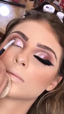 half cut creases makeup😍#makeupartistnaseem #myinstagram #naseem_makeupsharjah #foruyou #foryourpage #uaetiktok🇦🇪❤🇵🇰 #fypシ゚viral #shian #HisensePerfectMatch 