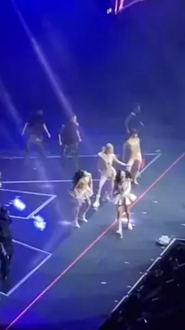Jennie kim fell off the stage