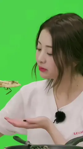 yunjin eating🥟🥠 #yunjin #huhyunjin #leeserafim #fearnot #mukbang #asmr #eating #idoleating #fancameating #kpopfyp #mukbangasmr #idolasmr #kpop #idol #youtube #fearless #antifragile #4upage #fyp #fypシ 