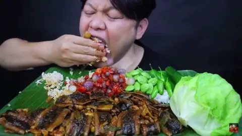 Belut Jamur Pedas, Sambal Bawang, Lalap Pete dan Cabe Mentah / Cr. Youtube: KAN Bian 🌺  #fyp #mukbang #asmr #kanbian 