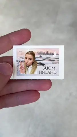 Tiesitkö jo tästä? Omakuvapostimerkkiarkit ovat loistava lahjaidea tai hauska tapa piristää omia lähetyksiä! Minkä kuvan sä laittaisit sun postimerkkiin? 😍 #Posti #Postimerkki 