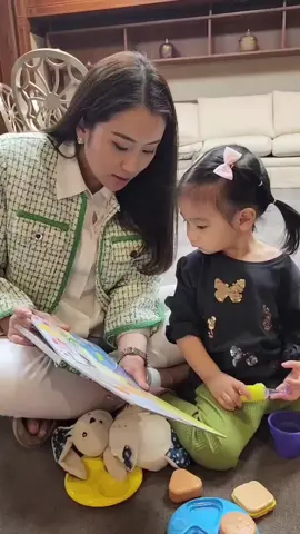 คุณแม่อิ๊งค์ประชุมเสร็จแล้ว ก็มาเลี้ยงลูกต่อค่ะ เล่านิทานให้หนูฟัง #ธิธาร #แพทองธารชินวัตร #แพทองธาร #พรรคเพื่อไทย #เพื่อไทย 