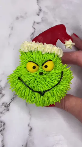 It’s…. GRINCHMAS 💚💚❤️💚💚 #cupcake #grinch #grinchmas #merrygrinchmas #baketok #grinchtiktok 