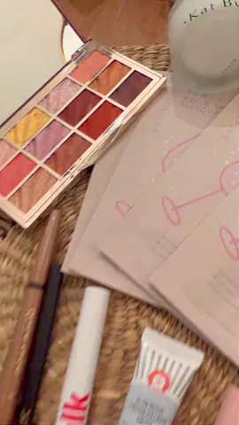 Here’s December’s @ipsy #glambagplus $28 monthly + my glam bag $13 monthly. Sign up for this months  box to get this months goodies. Do you spy any off your favorites? - Aquí está mi @ipsy #glambagplus de diciembre costo $28 mensuales + mi glam bag $13 mensuales. Regístrese para obtener los productos de este mes . ¿Espias alguno de tus favoritos? - #giftedbyipsy #ipsy #subscriptionbox #monthlysubscriptionbox #ipsyglambag #ipsyglambagplus #ipsyspoilers #decemberglambag #decemberglambagplus #makeup #skincare #ciatelondon #patchology #motdcosmetics #tartecosmetics #katburki #sophiamabelle #firstaidbeauty #milkmakeup #lunamagicbeauty #byroeofficial #skincareproducts #samplesizes #fullsize #subscriptionservice #monthlysubscription #beautysubscription #nanoinfluencer #beautysubscriptionbox #beautylover 