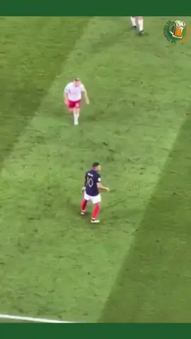 AL SUELO 🫠🇫🇷  Con un finta Mbappé mandó al piso al jugador danés.   ✍️: @politoame10   #qatar2022 #mundial #worldcup #WCQ #mundial2022 #Francia #galos #lesblues #fyp #viral 