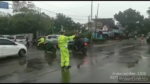 Pengaturan lalu lintas polsek medan helvetia dalam situasi hujan,personil dengan perlengkapannya mengurai kemacetan yang terjadi. #polsekhelvetiamedan #polri #polisi #polripresisi #polisiindonesia #polrestabesmedan #polrestabesmdn #polrestabesmedanpresisi #polisimedan #Kapolrestabesmedan #Kapolrestabesmdn #cintapolisi #trimspolisi #thankyoupolisi #goodpolice