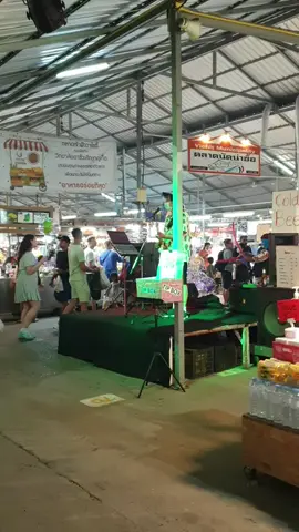 Thai musician singing russian song 