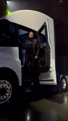 #tesla #teslasemitruck #teslasemi #teslatruck #teslasemitruckrange #teslasemitruckprice2022 #elonmusktesla #teslanews #teslazada 