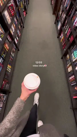 reading a book in barnes and noble>>  #barnesandnoble #videodiary #dayinmylife #Vlog #dailyvlog #minivlog #bookstore #holidaycountdown #barnesandnoblevlog #bookstorevlog 