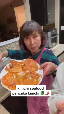 one of my fave snacks she fixes up for me 🥬🌶🤩, kimchi jeon will forever have my heart.. @bloomnu #kimchilife #koreanfoodrecipe #mukbangvideo #koreanfoodie 