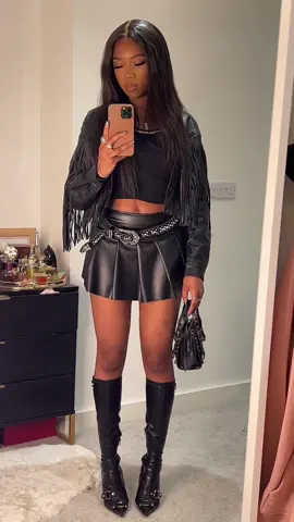 faux leather moment 🖤 #pleatedskirt #streetwear 