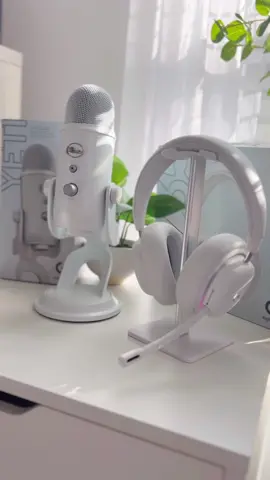 Lets check out the new @Logitech G  G735 headset and Blue yeti in “White mist” from the aurora collection! #logitech #aurora #headset #mic #blueyeti #blueyetimicrophone #logitechg #g735 #gaming #GamingSetup 