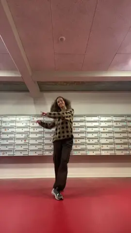 2. søndag i advent 🐻🤎🐻 #dance #dancer #dans #dancetrend #trendy #trendydance #dansktiktok #danse #tiktokdanmark #danskfyp #fypdanmark #herning #2022 #dancetok #foryoupageofficiall #postkasse #cargopantsoufit #curlyhair #curls #curlygirlmethod 