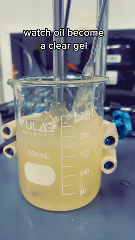 coolest oil-gelling technology 🧑‍🔬 she is thicccc #cosmeticchemist #formulationscientist #skincaredevelopment #sciencetok #fyp 