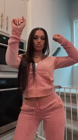 This dance has been in my head non stop 🫣 should I try again with more energy? 👀 #viral #dance #bianncarraines #foryou 