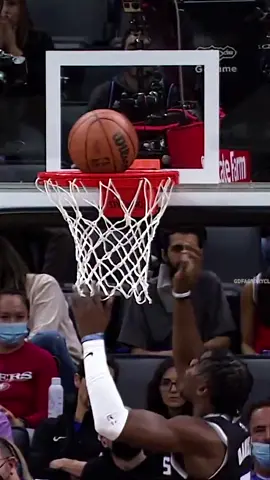 Fans HILARIUOSLY react to ball spinning around the rim 😂 
