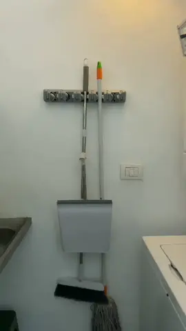 🧹Organizador De Escobas Y Utensilios De Limpieza.🧹 💥Precio💥   $5.990.- . ✨Soporte de escoba de calidad superior para fregonas, escobas o equipos deportivos, herramientas de almacenamiento y mucho más.  ✨Perfecto para la cocina, armario, garaje, oficina, sótano o lavadero, ideal para uso comercial, y gracias al diseño resistente a la intemperie, este soporte de escoba incluso funciona al aire libre o en el cobertizo para tus herramientas de jardín.   ✨2 en 1: nuestro soporte de pared para escoba cuenta con sistemas de organización de garaje de tamaño compacto y diseño limpio, tiene 5 soportes ultra fuertes para sostener objetos con diámetro de entre 0.8 y 1.18 pulgadas. ✨ El organizador de escobas se ajusta automáticamente al grosor de cada mango y lo sujeta de forma segura; 6 ganchos resistentes y plegables para colgar objetos con cordón. Percha de grado comercial con capacidad de retención de 35 libras. Gracias a las ranuras de doble agarre de goma cargadas con resorte, ya sea mopas húmedas, rastrillos sucios o bates de béisbol, garantizamos que no se resbale de nuestro soporte de escoba.  ✨Fácil de instalar: incluye un soporte para escoba con todos los tornillos y anclajes de acero inoxidable, junto con instrucciones paso a paso claras que permiten que se instalen fácilmente en cuestión de minutos.