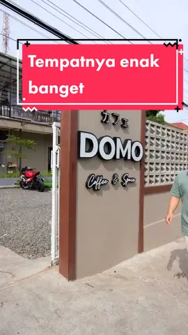 TEMPAT NGOPI DAN MAKAN DENGAN TEMPAT YANG KEREN DI KUNINGAN NIH!! Aku referensiin buat kalian kalo ke Kuningan wajib banget mampir kesini. Namanya Domo Coffee and Space. Tempatnya luas banget, Ada area outdoor depan dengan bean bag,  outdoor belakang, semi outdoor, area indoor AC, dan tempat terbarunya mereka di lantai 2 dengan suasana yang nyaman dan bagus banget. Pokoknya instagramable banget. Cocok buat popotoan. Selain kopi disini juga ada tea series, minuman non coffee, sushi, rice bowl, barbeque, bento, ramen, steak, dan masih banyak lagi. Semua makanan dan minumannya enak-enak. cocok banget nih buat ngopi sambil ngumpul bareng temen-temen, rekan kerja, sahabat, pasangan dan keluarga.  📍@domo.id Jl. RE. Martadinata No. 99 Cijoho, Kuningan.  ⏰ Buka setiap hari dari jam 11.00 s.d 23.00 WIB ( weekend s.d 00.00 Wib ) 📱Info dan reservasi :  081908192090 📱Tersedia di Aplikasi Grabfood