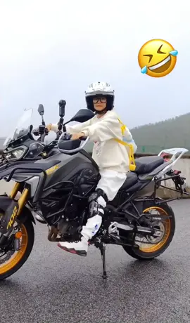 cute girl,i can't stop laught😅😂🤣#moto #motogirl #bikergirl #cutegirl #bike #motorcycle #funny #funnyvideos #tiktok #fyp
