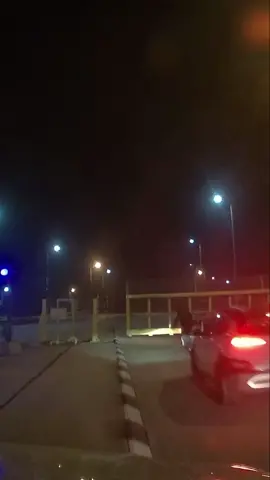 توثيق: إلقاء القبض على 3 شبان من#جنين بينهم ضابط بالأمن الوقائي الفلسطيني بشبهة سرقة سيارات من منطقة شمال #إسرائيل، وتهريبها الى الضفة