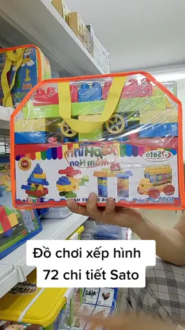 🍒 Đồ chơi xếp hình mầm non Sato 72 chi tiết hàng Việt Nam, an toàn cho bé 🍒  Xếp hình mầm non Sato (nhiều size) là món đồ chơi với những chi tiết được cấu tạo khá to, các mối lắp ghép chắc chắn giúp bé dễ dàng lắp ghép thành những mô hình mà bé thích. Sản phẩm được làm từ chất liệu nhựa nguyên sinh polypropylene, hoàn toàn không chứa các chất gây hại nên rất an toàn cho sức khỏe của bé, ngay cả khi bé vô tình ngậm vào miệng. Bộ đồ chơi được thiết kế bao gồm các chi tiết lắp ghép, đủ các màu sắc tươi sáng. Đây sẽ là món đồ chơi không thể bỏ qua trong giỏ đồ chơi thông minh, sáng tạo của các bé. 💢 THÔNG TIN CHI TIẾT SẢN PHẨM Chất liệu Nhựa nguyên sinh an toàn PP Số chi tiết Bộ 36 chi tiết - Bộ 72 chi tiết Màu sắc Xanh dương, xanh lá, vàng, đỏ Kích thước chi tiết Trung bình: 8cm*4cm*3cm (DxRxC) Độ tuổi sử dụng Dành cho bé từ 2 tuổi trở lên Thương hiệu SATO Xuất xứ Việt Nam  #dochoixephinh #dochoighephinh #dochoilaprap #boxephinh #dochoixephinhchobe #dochoilapghep #xephinhchobe #boxephinhlegogiare #bodochoixephinh #dochoilapghepthongminh #dochoilaprap3dchobe #mbmart 