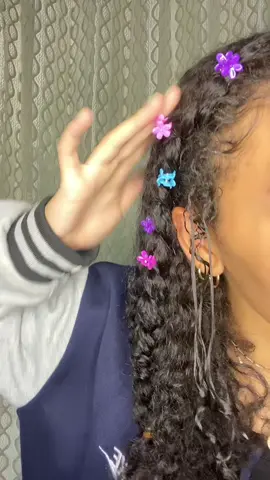 Me compré esos ganchitos en los chinos a 100 pesos y me llevaron a mi infancia 🥹💗 #curlyhair #peinados #peinadorizos #curlyhairstyles 