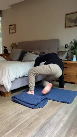 Con esta postura de yoga trabaja tu salud mental y libera ansiedad #yoga #salud #bienestar #habitos #saludmental #cuerpo 