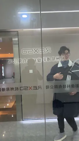 What’s the reason make them fight with each other ！ Can you believe it’s just even because of one machine ……#rexso #livestrams #funny story#boys#technology 