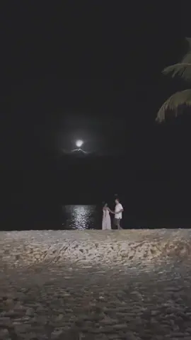 I don’t know them and i hope they don’t mind me posting this, but they’re so cute. 🥹 #couple #sweetcouple #boracay #boracay2022 #boracayisland #philippines #travel #traveltiktok #traveltok #moon #moonlight #beach 
