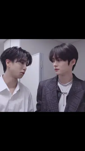 The way he’s looking at him #leeknow #hanjisung #skz #minsung